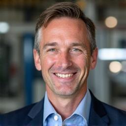 Thomas Müller, Leiter der Produktion bei AlpenFjord Manufacturing